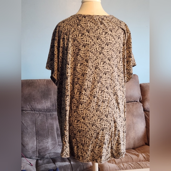 Sonoma 4X classic tee, olive green and black floral print V neck - Picture 2 of 3